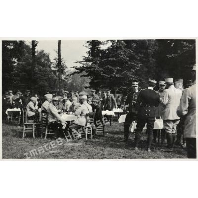 Concours hippique du 24 juin 1915. Estrées Blanche. Five ocklock tea. [légende d'origine]