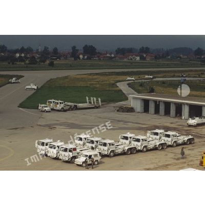 Des véhicules militaires français de la FORPRONU sont stationnés sur un parking du tarmac de l'aéroport de Sarajevo.