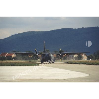 Transall C-160 NG français au roulage sur une piste de l'aéroport de Sarajevo sur fond de montagne.