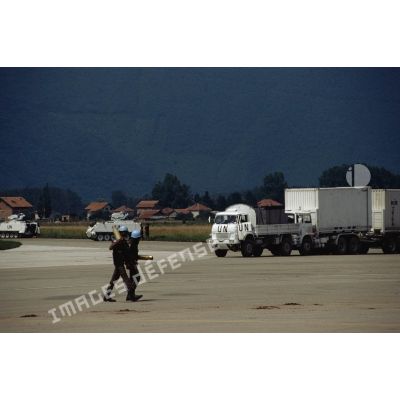 Des marsouins du 2e RIMa dégagent le taxi-way de l'aéroport de Sarajevo.