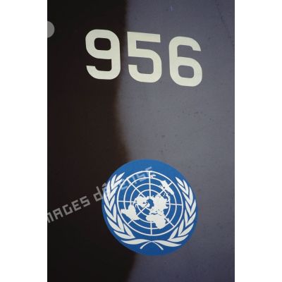 Symbole de l'ONU sur un avion (avec numéro de l'avion visible).