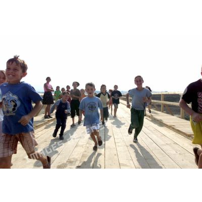 Des enfants courent sur le pont de Pestovo inauguré.