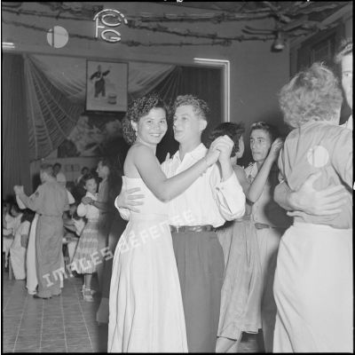 Un couple de danseurs au bal des AET (Anciens enfants de troupe).