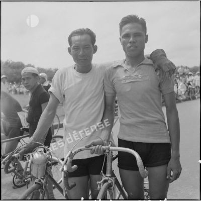 Deux coureurs cyclistes lors de la course cycliste Hanoï-Hadong-Hanoï.