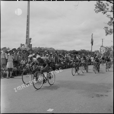 Les coureurs cyclistes en plein effort lors de la course cycliste Hanoï-Hadong-Hanoï.
