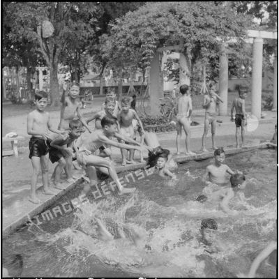 De jeunes enfants se baignent dans la piscine du jardin d'enfants vietnamiens à Hanoï.