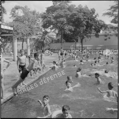 De jeunes enfants se baignent dans la piscine du jardin d'enfants vietnamiens à Hanoï.