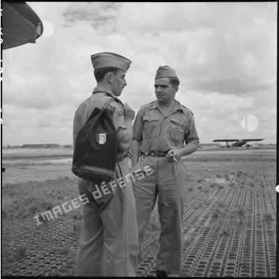 Deux hommes du rang de l'armée de l'Air à l'aéroport de Gia Lam à l'arrivée de l'équipe militaire française de football.