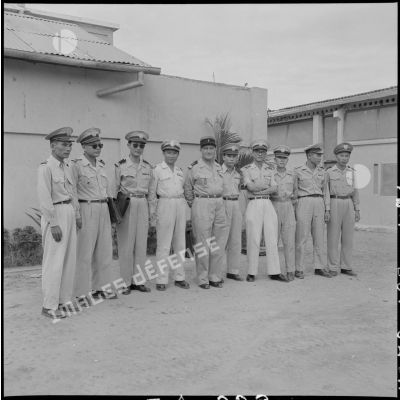 Brigade d'élèves officiers avec leur instructeur à l'Ecole des officiers supérieurs vietnamiens.