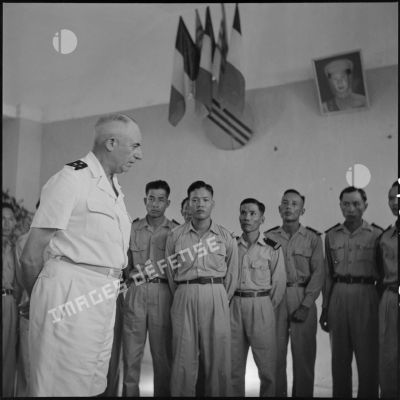 Le général de Linarès et des élèves officiers de l'Ecole des officiers supérieurs vietnamiens.