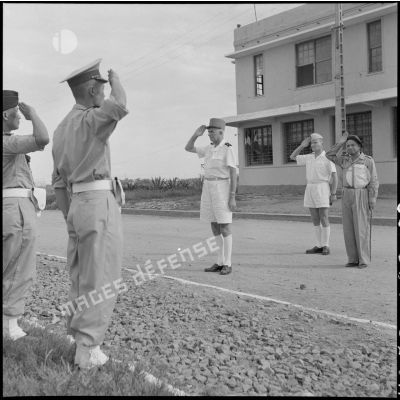 Le général de Linarès passe en revue et salue les troupes vietnamiennes de l'Ecole des officiers supérieurs vietnamiens.