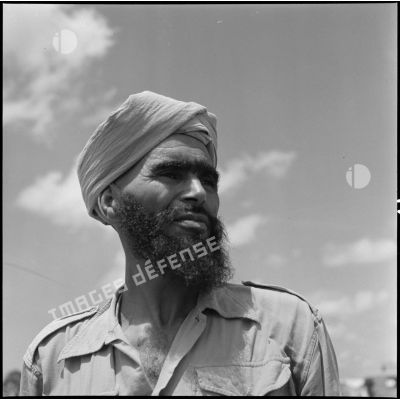 Portrait d'un soldat des troupes coloniales avant l'embarquement pour le pèlerinage à la  Mecque.