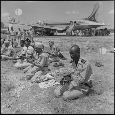 Soldats des troupes coloniales avant l'embarquement pour un pèlerinage à la Mecque.	
