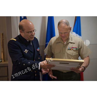 Remise de cadeau entre l'amiral Christophe Prazuck, CEMM (chef d'état-major de la Marine), et le général Robert Neller, commandant de l'US Marines Corps, lors de sa visite à Balard.