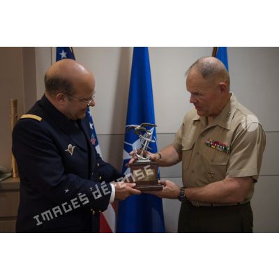 Remise de cadeau entre l'amiral Christophe Prazuck, CEMM (chef d'état-major de la Marine), et le général Robert Neller, commandant de l'US Marines Corps, lors de sa visite à Balard.