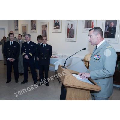 Discours du directeur du Centre des hautes études militaires en présence d'autorités militaires et civiles lors de l'inauguration d'une coursive au nom de l'amiral Castex dans les locaux de l'Ecole militaire, à Paris.