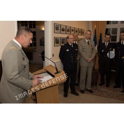 Discours du directeur du Centre des hautes études militaires en présence d'autorités militaires et civiles lors de l'inauguration d'une coursive au nom de l'amiral Castex dans les locaux de l'Ecole militaire, à Paris.