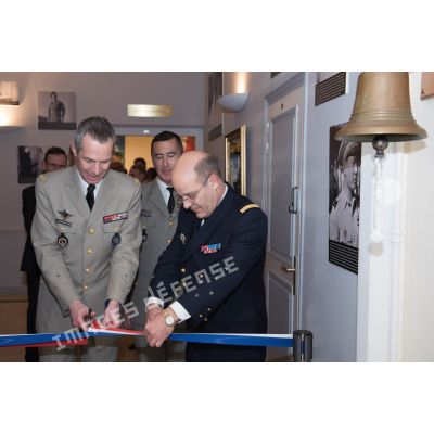 L'amiral Christophe Prazuck, chef d'état-major de la Marine, inaugure une coursive au nom de l'amiral Castex en compagnie du général de corps d'armée Bernard de Courrèges d'Ustou, directeur de l'IHEDN (Institut des hautes études de Défense nationale), lors d'une cérémonie dans les locaux de l'Ecole militaire, à Paris.