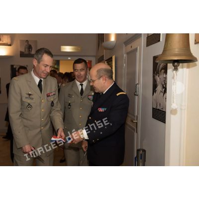 L'amiral Christophe Prazuck, chef d'état-major de la Marine, inaugure une coursive au nom de l'amiral Castex en compagnie du général de corps d'armée Bernard de Courrèges d'Ustou, directeur de l'IHEDN (Institut des hautes études de Défense nationale), lors d'une cérémonie dans les locaux de l'Ecole militaire, à Paris.