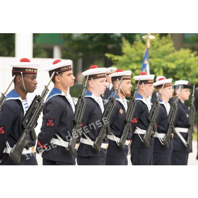 Rassemblement des troupes pour la prise d'armes sur la grande place d'armes du Ministère des Armées à Balard, lors de la journée du marin.