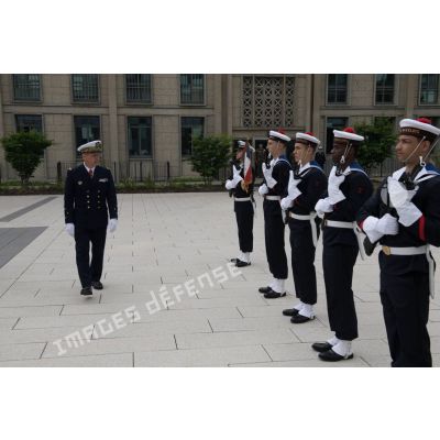 L'amiral Denis Béraud, major-général de la Marine, passe les troupes en revue lors d'une prise d'armes sur la grande place d'armes du Ministère des Armées à Balard, lors de la journée du marin.