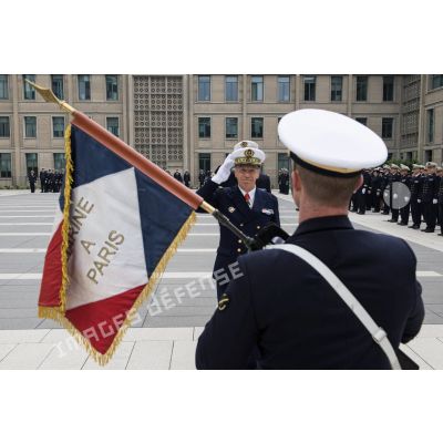 L'amiral Denis Béraud, major-général de la Marine, passe les troupes en revue lors d'une prise d'armes sur la grande place d'armes du Ministère des Armées à Balard, lors de la journée du marin.