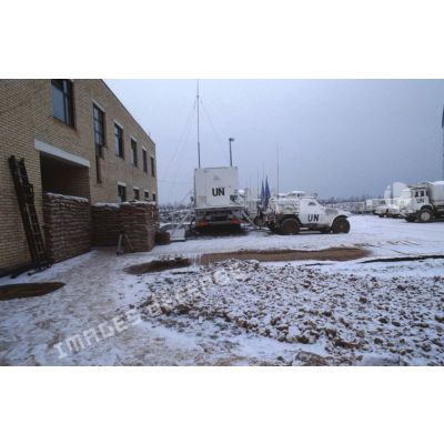 Vues extérieures des bâtiments du BAT INF 2 (bâtiments vie et PC opérations) tenu par le RICM dans le quartier de Nedzarici enneigé.