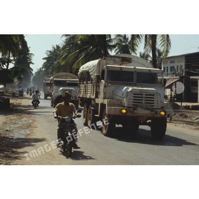 Convoi de casques bleus français en route pour Sihanoukville.