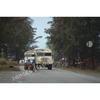 Convoi de casques bleus français en route pour Sihanoukville.