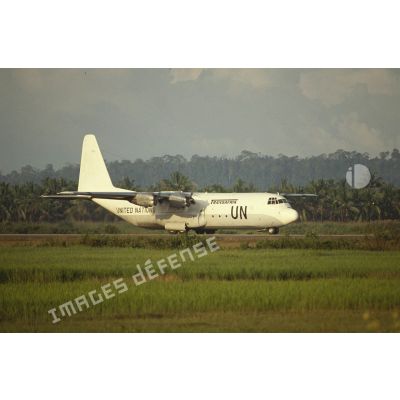 Atterrisage d'un avion Hercule C-130 aux couleurs de l'ONU sur l'aéroport de Sihanoukville.