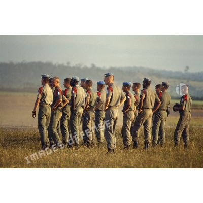 Attente des soldats français en bord de piste sur l'aéroport de Sihanoukville.