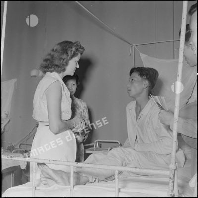 Madame Hinh et un aspirant vietnamien à l'hôpital militaire Lanessan.