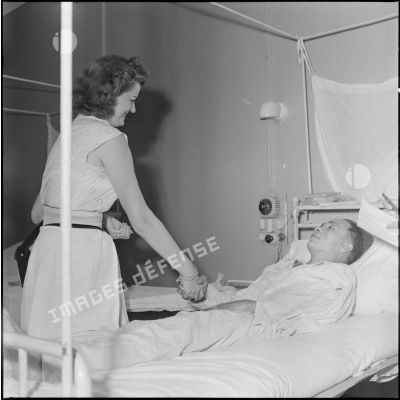 Madame Hinh et un soldat vietnamien à l'hôpital militaire Lanessan.