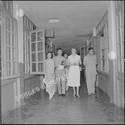 Madame Hinh en visite à l'hôpital militaire Lanessan.