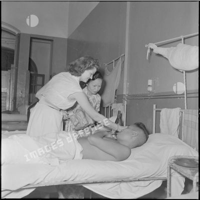 Madame Hinh rend visite à un soldat vietnamien à l'hôpital militaire Lanessan.