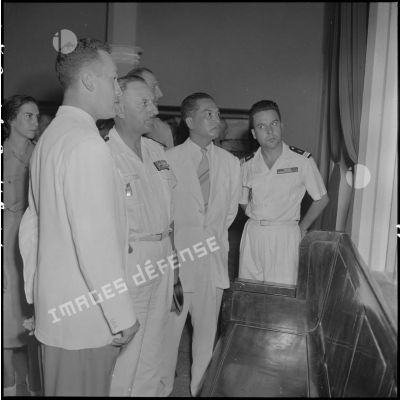 M. Le Direach, le général de Berchoux et M. M. Luong Van Hoa lors de l'inauguration de l'exposition "La France en Afrique et à Madagascar" dans le hall d'information.