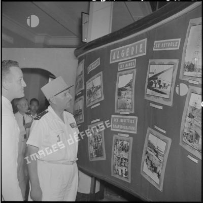 Le général de Berchoux particpe à l'inauguration de l'exposition "La France en Afrique et à Madagascar" dans le hall d'information.