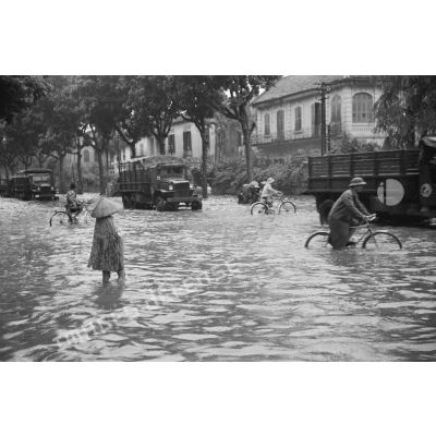Des camions militaires dans une rue inondée après les pluies diluviennes du 1er août 1952.