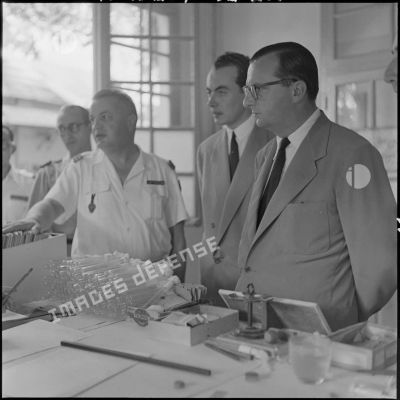 MM. Bueffet & Bettencourt, députés en mission parlementaire à Hanoï, en visite à l'hôpital Lanessan, où sont hospitalisés les combattants de l'Union française.