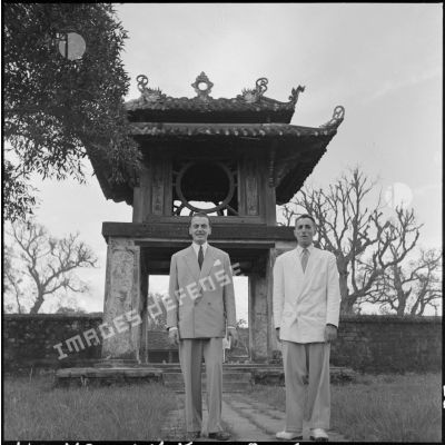 Un des députés en mission parlementaire à Hanoï, pose en compagnie d'un homme en civil devant le Temple de la littérature.