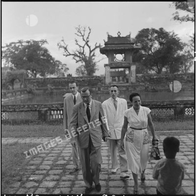 MM. Bueffet & Bettencourt, députés en mission parlementaire à Hanoï, visitent le Temple de la littérauture à Hanoï.