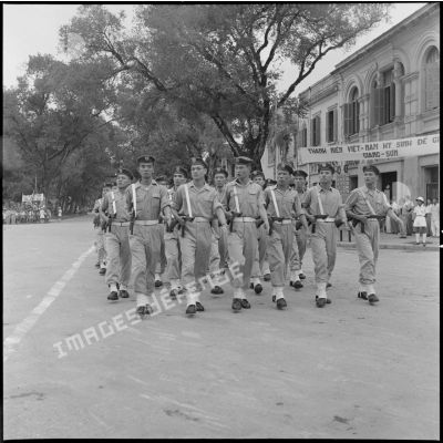 Troupes vietnamiennes défilant à l'occasion de la cérémonie de baptême de la première promotion du centre de formation tactique des officiers vietnamiens.