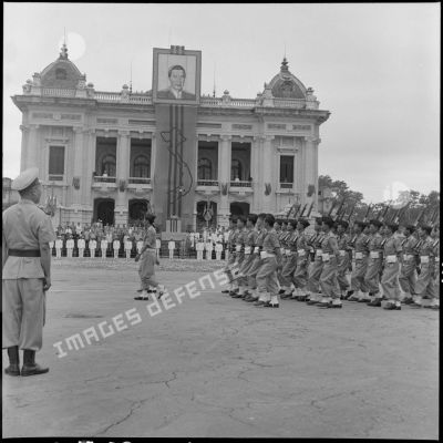 Les troupes vietnamiennes défilent pour clôturer la cérémonie de baptême de la première promotion du centre de formation tactique des officiers vietnamiens.