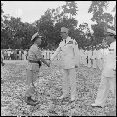 Le général de Linarès et un officier lors de la cérémonie de baptême de la première promotion du centre de formation tactique des officiers vietnamiens.