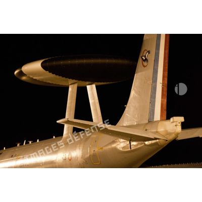 Radar et dérive de l'avion de détection E3F Awacs de l'EDCA (escadron de détection et de contrôle aéroportés) 36 Berry de la BA 702 (base aérienne) d'Avord n° 202 de l'escadrille BR 43 (Charognard), au parking de nuit.