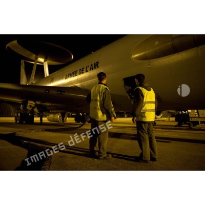 Avitaillement en carburant par les militaires du Service des essences, de l'avion de détection E3F Awacs de l'EDCA (escadron de détection et de contrôle aéroportés) 36 Berry de la BA 702 (base aérienne) d'Avord n° 202 de l'escadrille BR 43 (Charognard), au parking de nuit.