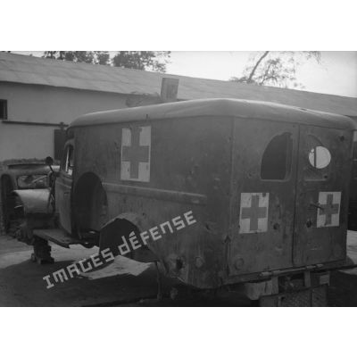 Une ambulance de la Croix-Rouge détruite par des membres du Viêt-minh.