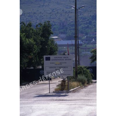 Le général Soubirou et le chef du détachement de gendarmerie de l'Union Européenne visitent Mostar-est.