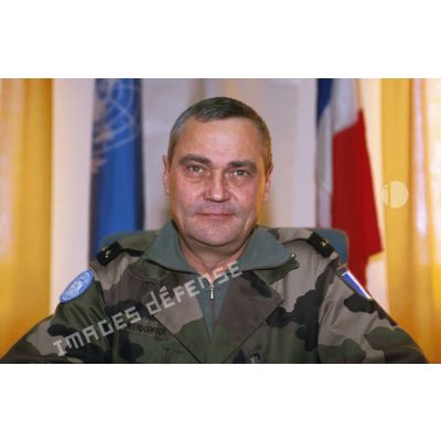 Portrait du général Schwerdorffer, commandant des éléments français et responsable de la zone de Zagreb devant les drapeaux français et de l'ONU.
