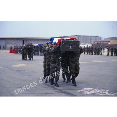 Cérémonie militaire et levée des corps des neuf casques bleus français tués le 14 mars 1995 dans un accident de la route.